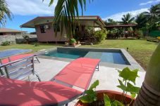 La vista de la piscina, el bungalow y el jardín