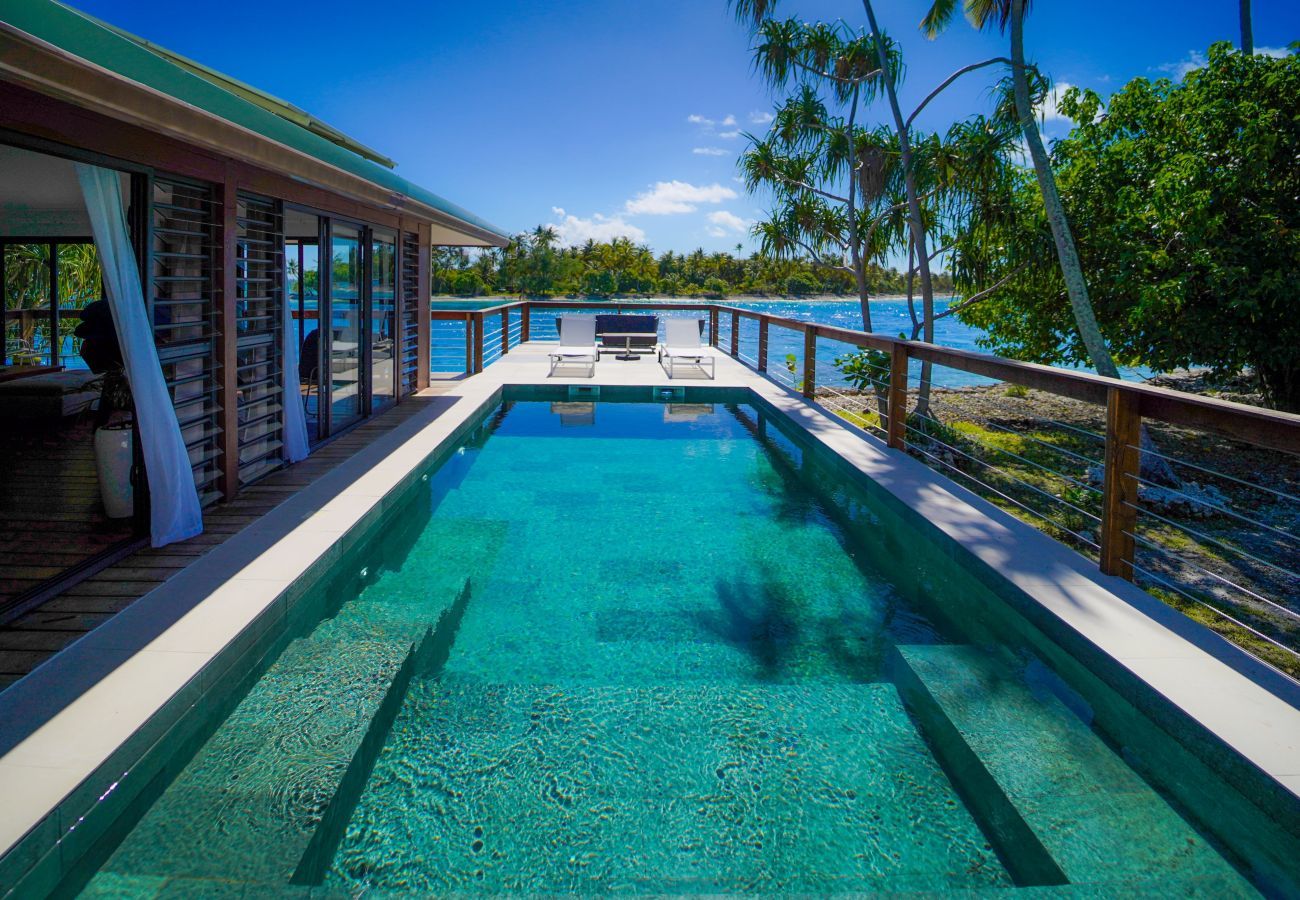 relaxar à beira da piscina em sua casa de campo em Rangiroa