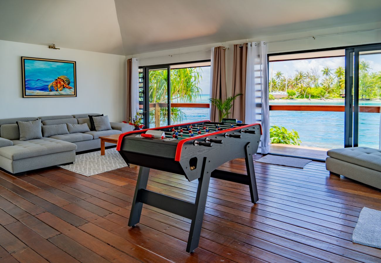 Sala de estar espaçosa com vista e pebolim, villa de luxo Rangiroa