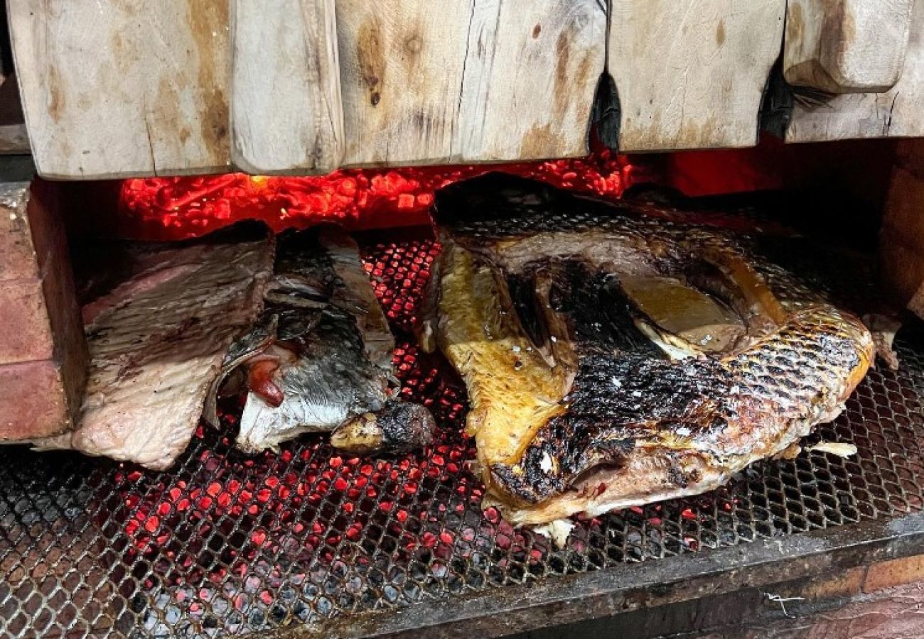 O pescador está de volta, uma noite de churrasco amigável em Rangiroa