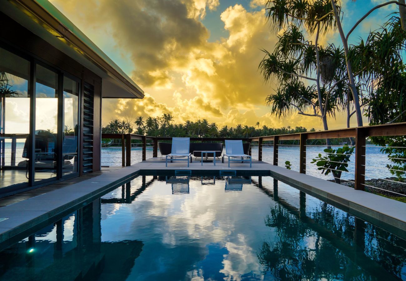 Swimmingpool mit Blick auf die Motus und Sonnenuntergänge in Rangiroa