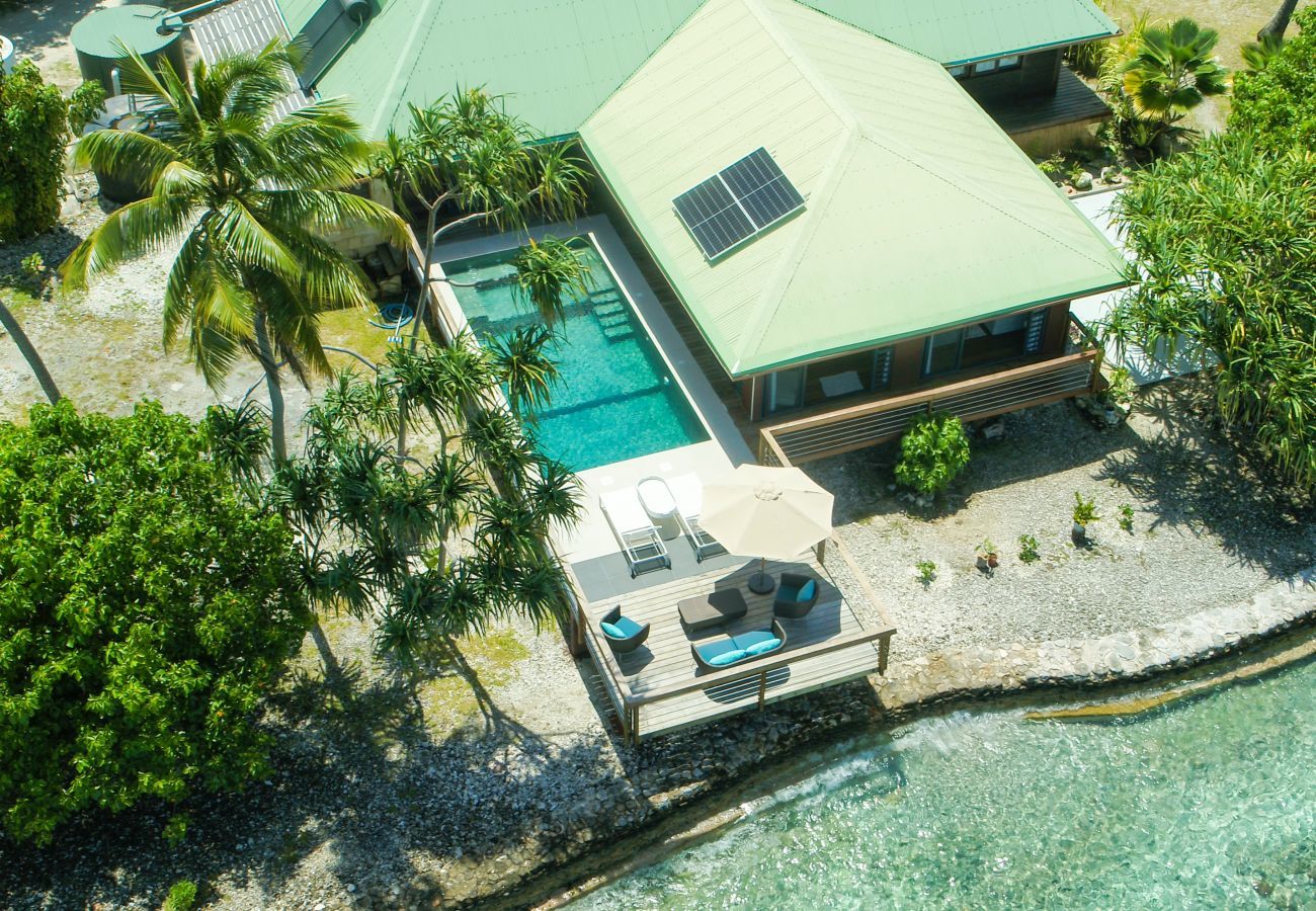 Blick aus der Luft, Poolvilla auf einer Privatinsel in Rangiroa