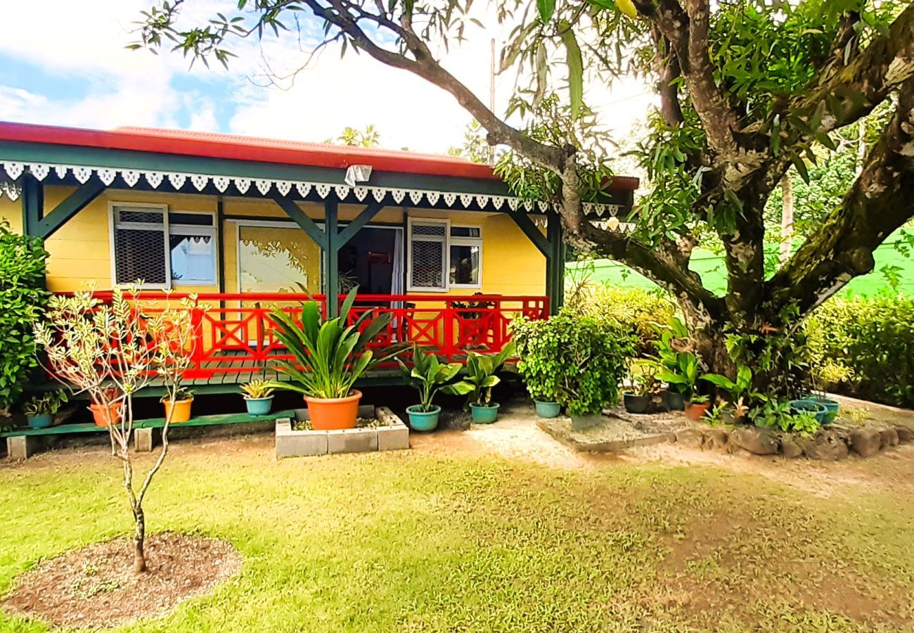Holiday home in Raiatea for 7 people with private lush garden planted with fruit trees