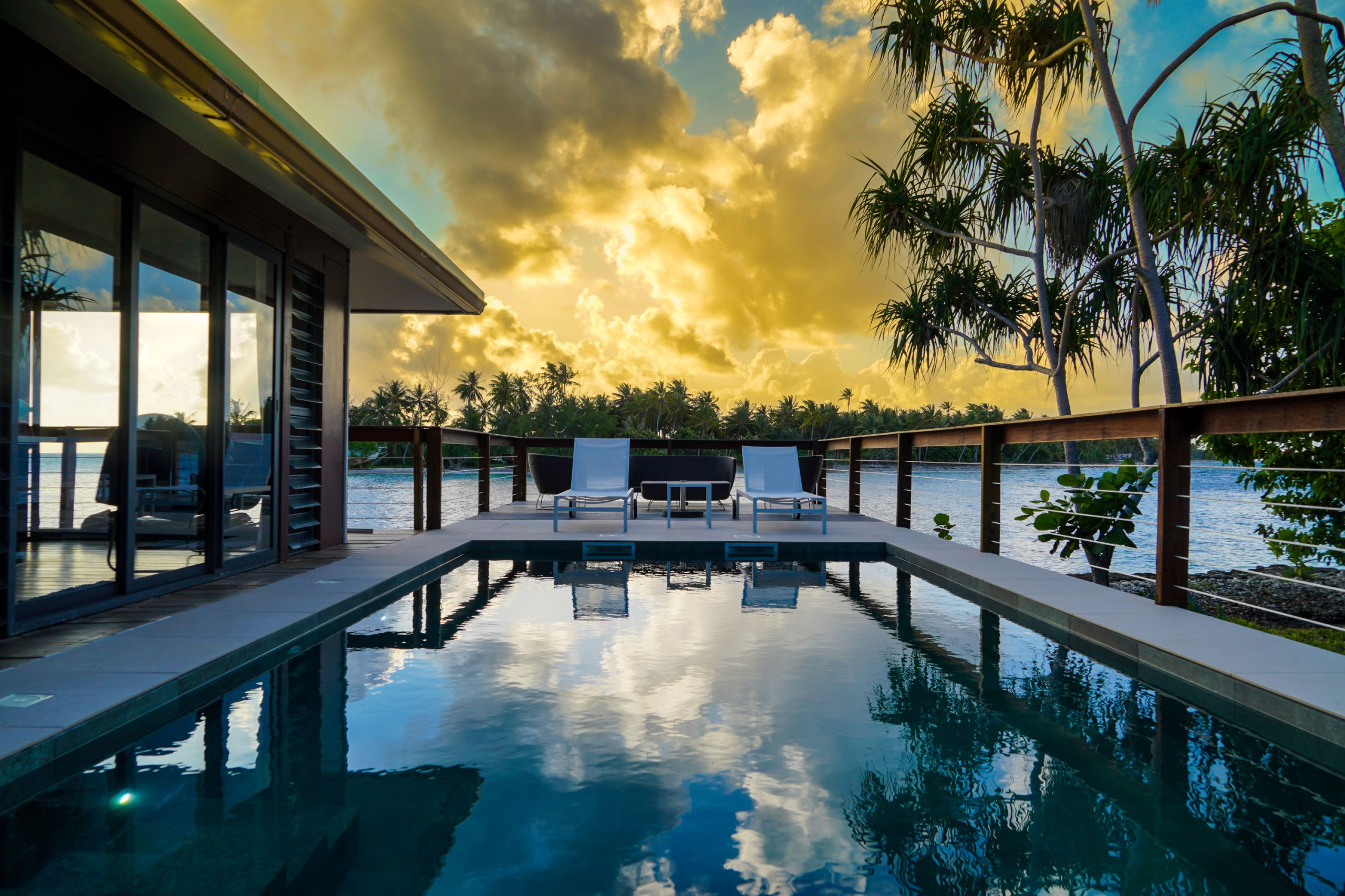 Piscina con vistas a los motus y a las puestas de sol de Rangiroa