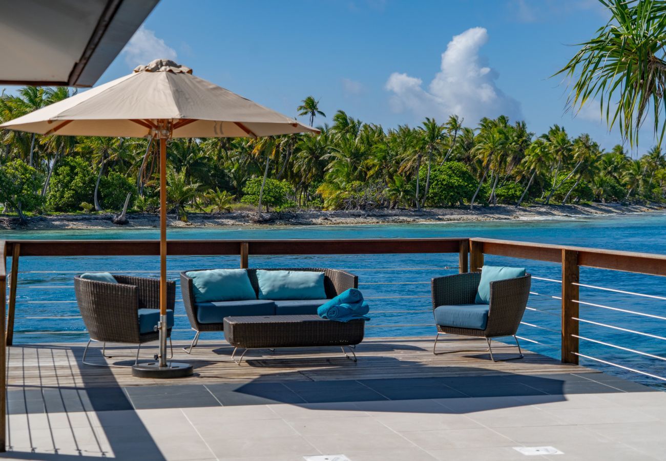 villa de ensueño en Rangiroa, terraza con vistas a la laguna y motus